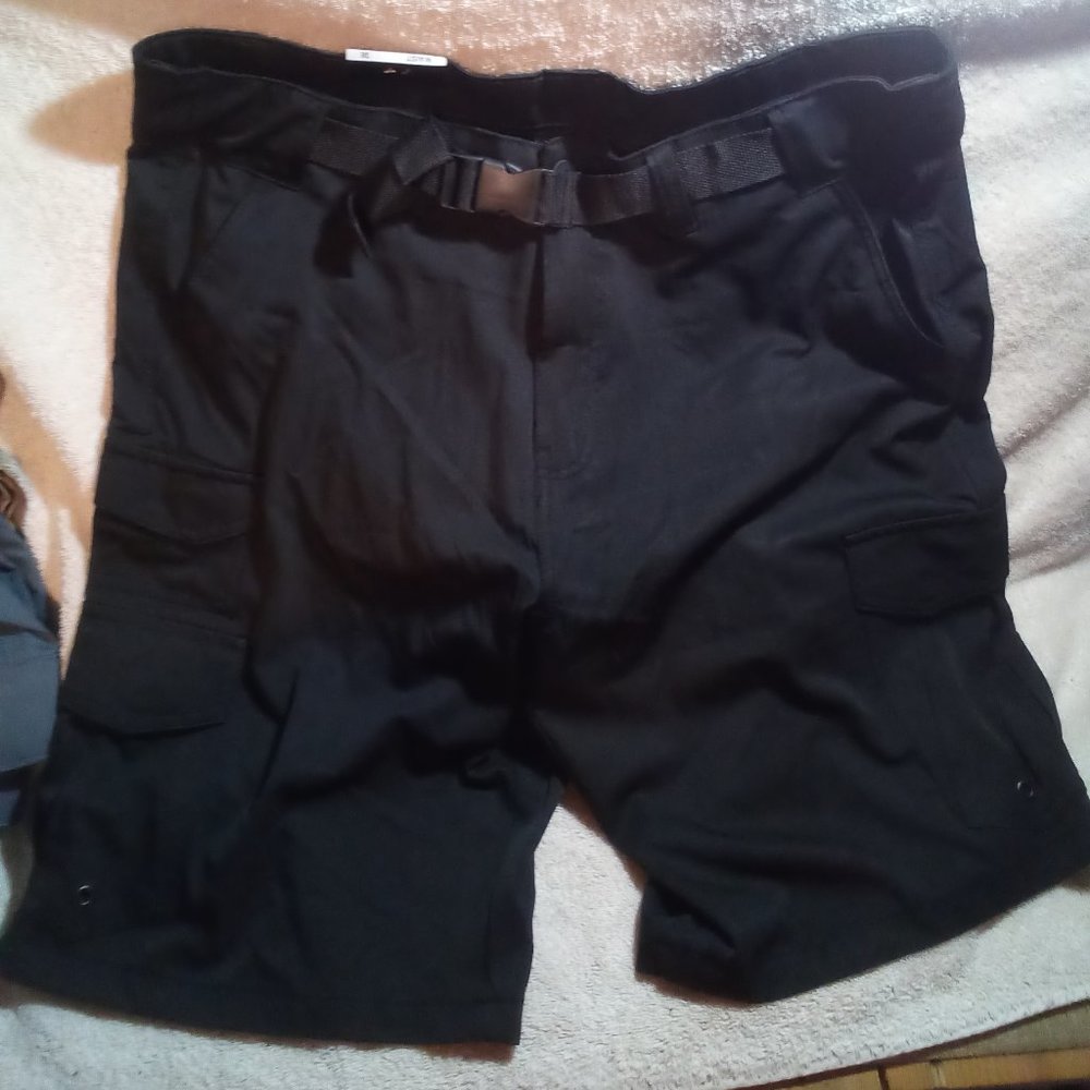 Jake Austin mens 7 pocket cargo shorts.
